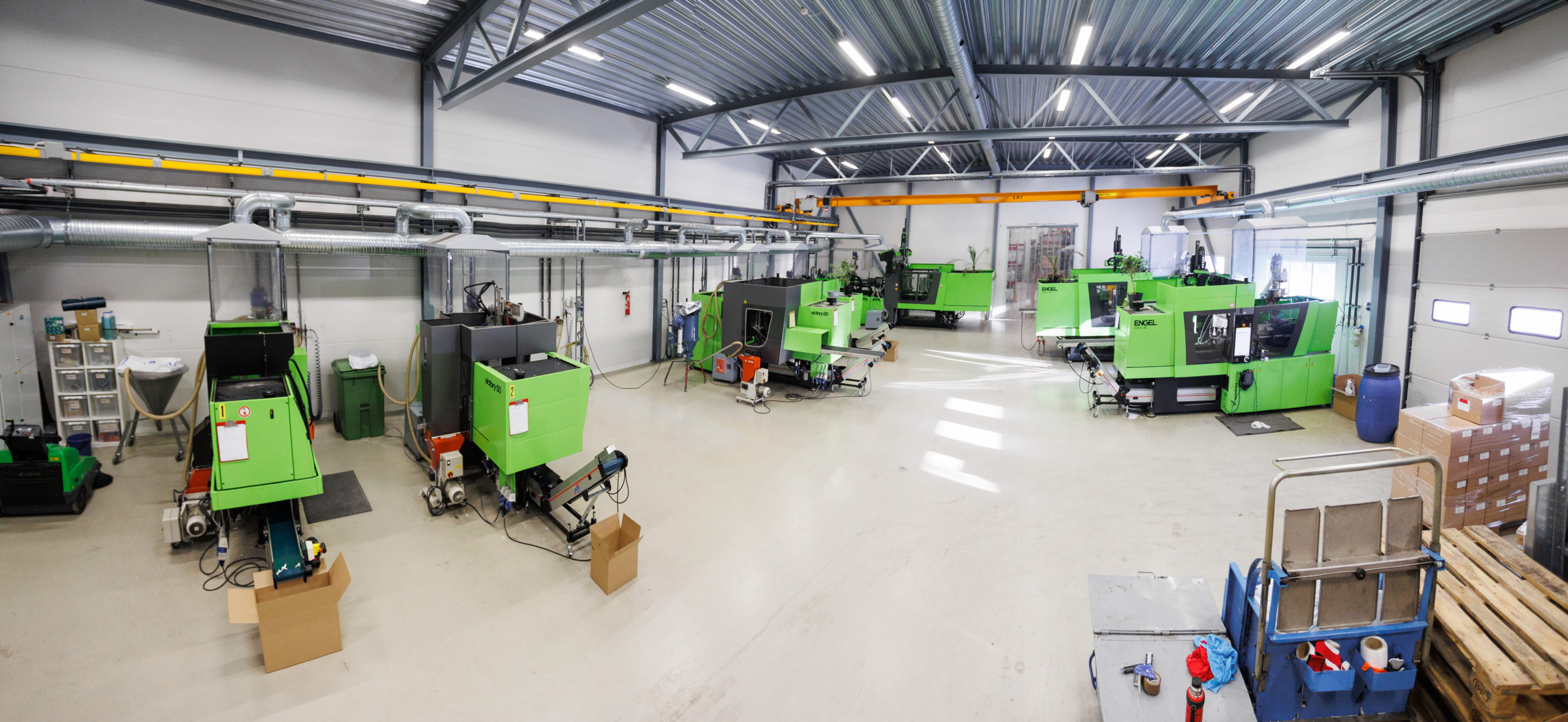 Verksted produksjonshall med flere grønne maskiner, en moderne maskinpark